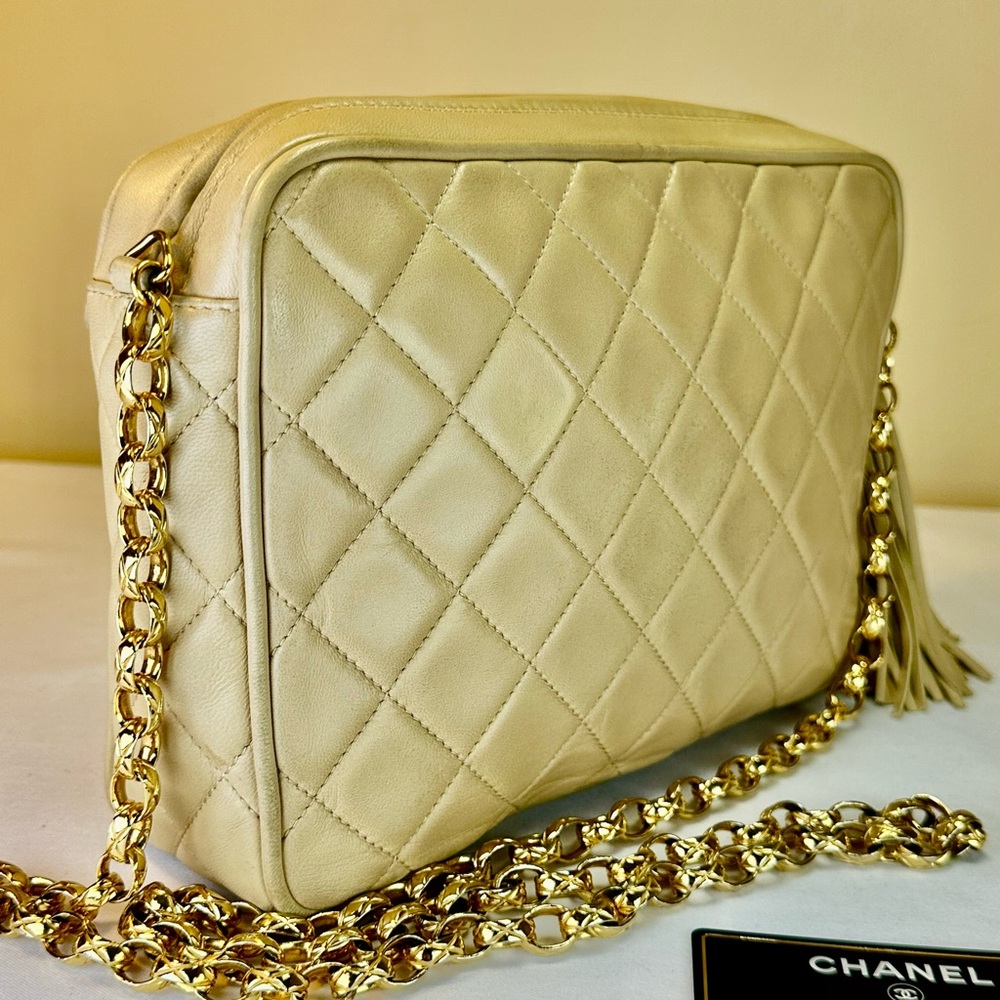 CHANEL Cream Quilted Bag with Gold Chain - Picture 8 of 16